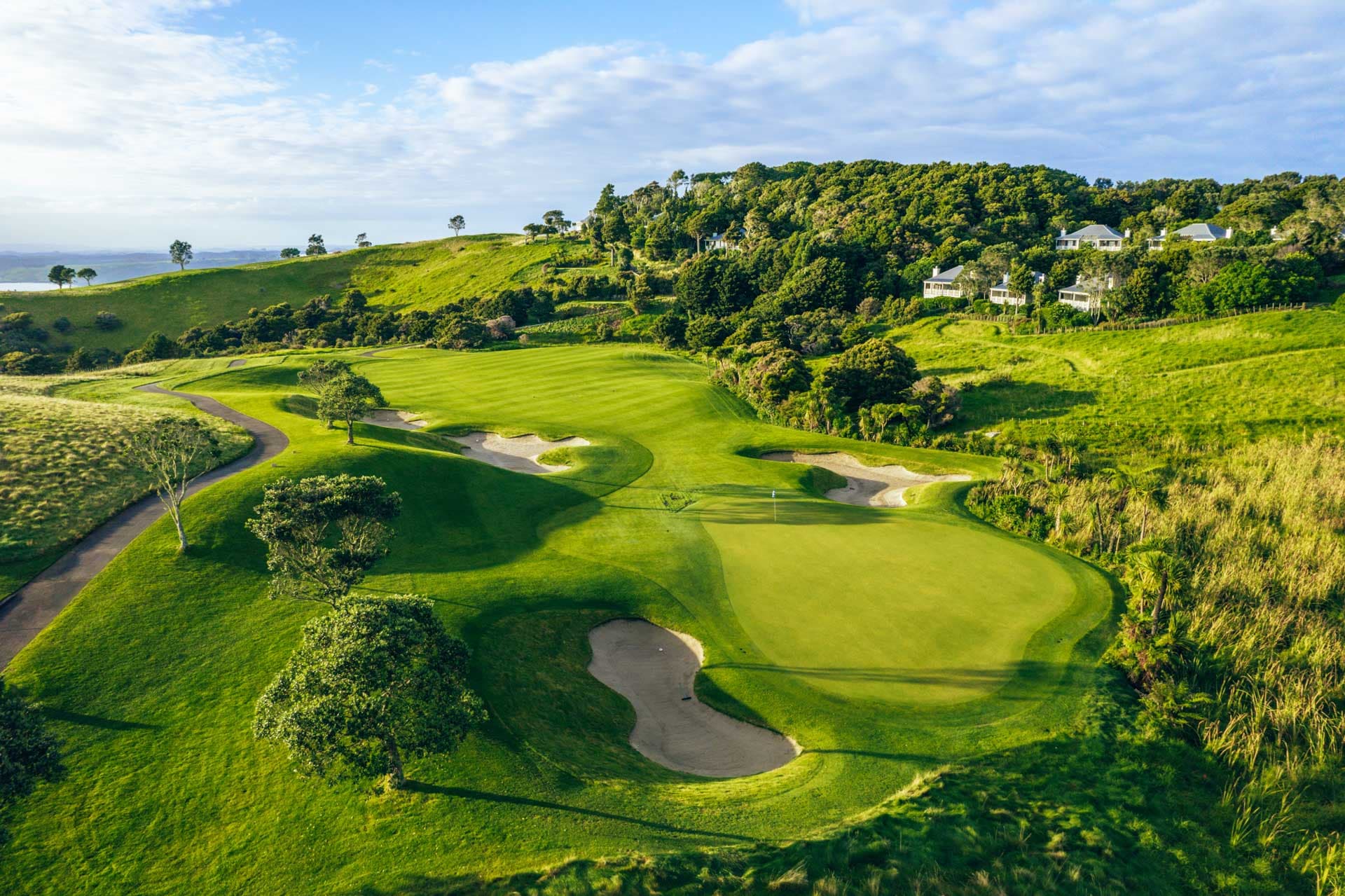 A golf hole at Kauri Cliffs overlooking the Pacific Ocean, Northland, New Zealand.